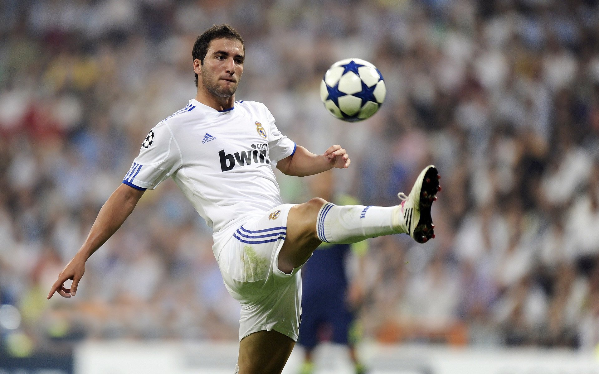 上海主场成功防守,力保胜利领跑积分榜!,上海足球主场