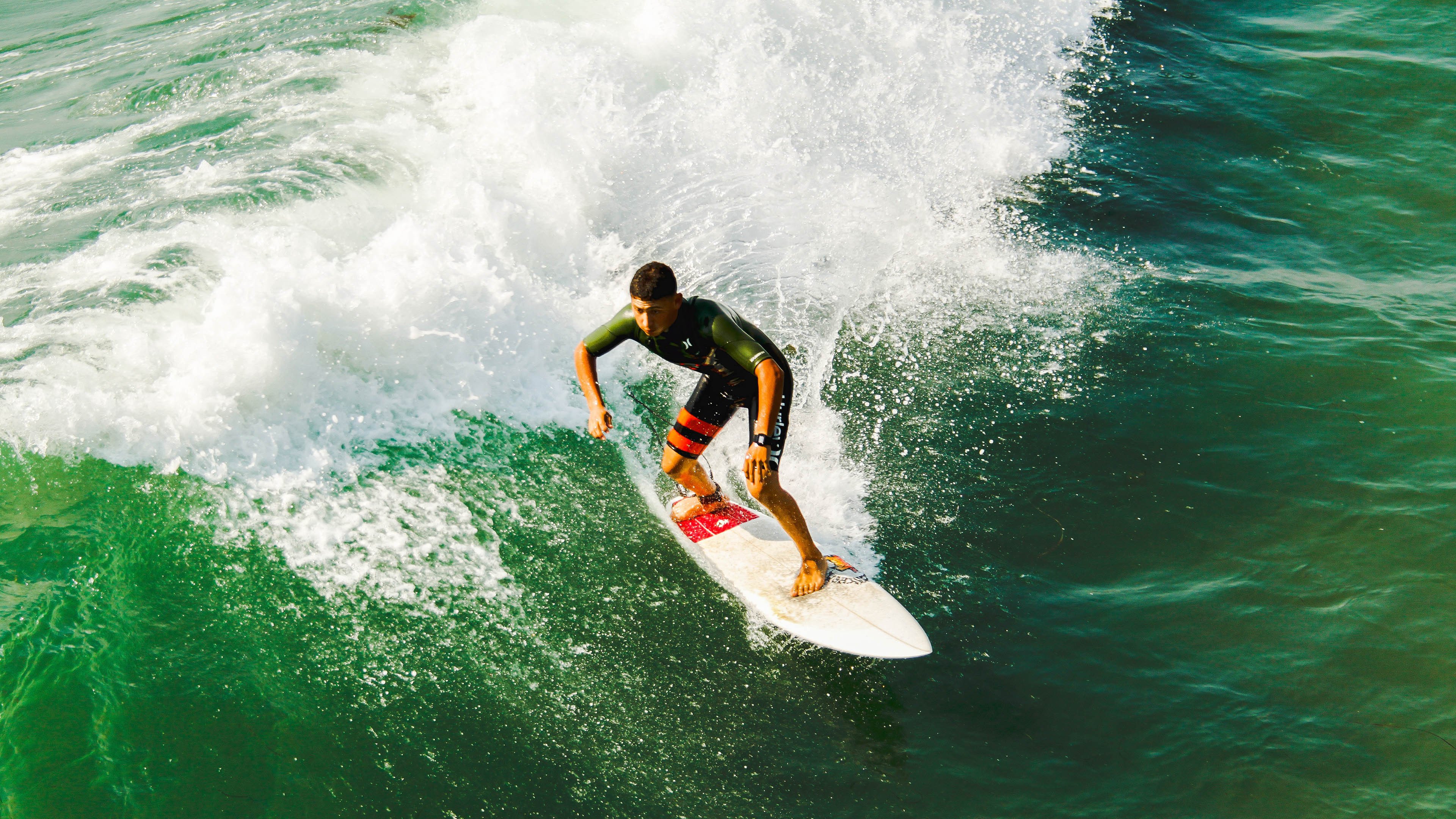 主场士气高涨，全力以赴争取胜利，全力争胜的成语