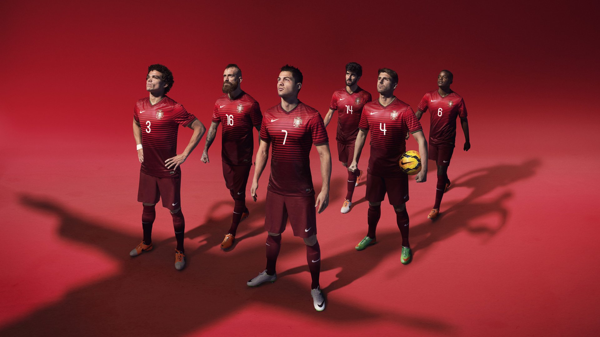 伊朗门将扑球滑进雪堆消失3秒,观众惊呼“魔术门将”